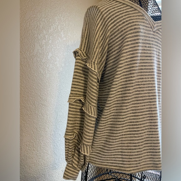1.4.3. Story by Line Up Here I Go Again Ruffle Sleeve Top| Small - Picture 5 of 9